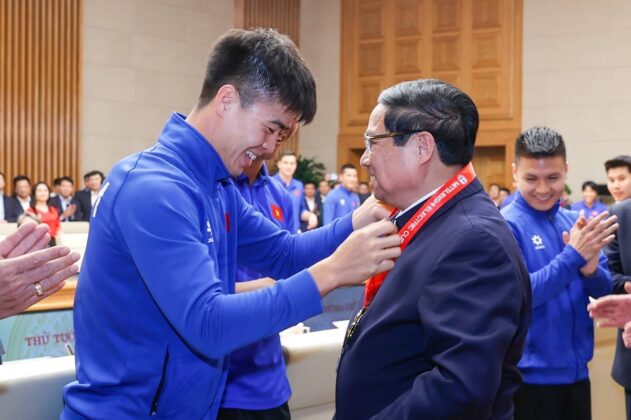 Thủ tướng gặp mặt ch&uacute;c mừng đội tuyển b&oacute;ng đ&aacute; quốc gia