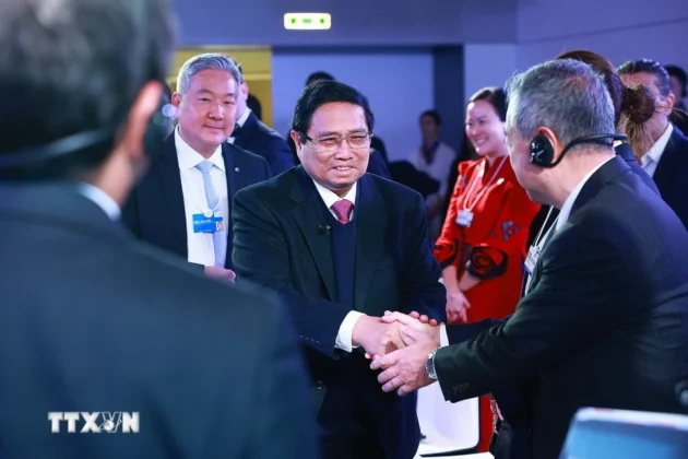 Thủ tướng Phạm Minh Ch&iacute;nh với đại biểu tại Phi&ecirc;n đối thoại chiến lược quốc gia Việt Nam WEF.