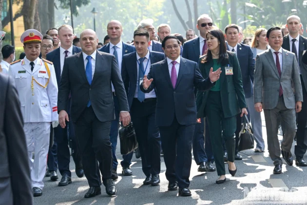 Thủ tướng Phạm Minh Ch&iacute;nh v&agrave; Thủ tướng Ch&iacute;nh phủ Li&ecirc;n bang Nga Mikhail Vladimirovich Mishustin trao đổi th&acirc;n mật.