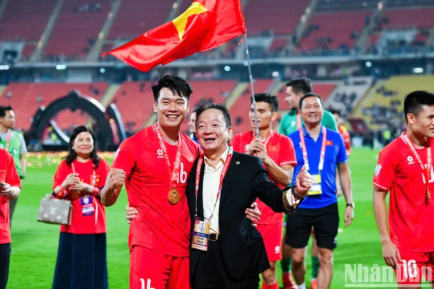 "Bầu Hiển" xuống s&acirc;n ch&uacute;c mừng c&aacute;c tuyển thủ Việt Nam.