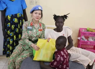 Bác sĩ mũ nồi xanh Việt Nam trao tặng nhiều món quà thiết thực cho bệnh nhân ở Nam Sudan