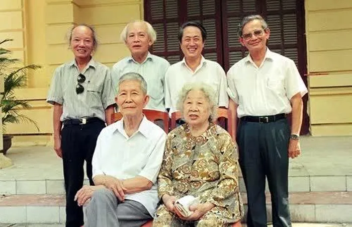 Bộ tứ huyền thoại của nền sử học Việt Nam chụp ảnh cùng người thầy của mình - GS. NGND Trần Văn Giàu và phu nhân
