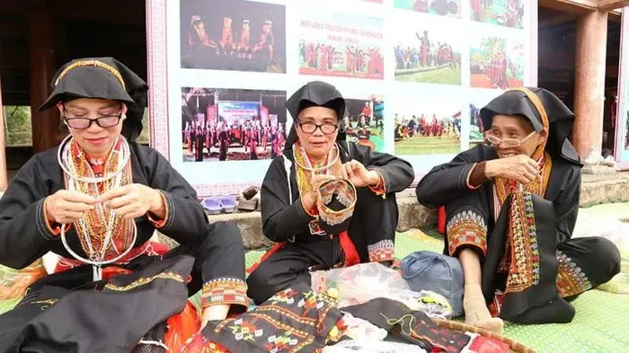 Trình diễn thêu họa tiết trang phục truyền thống tại Lễ hội làng Bằng Cả năm 2025.