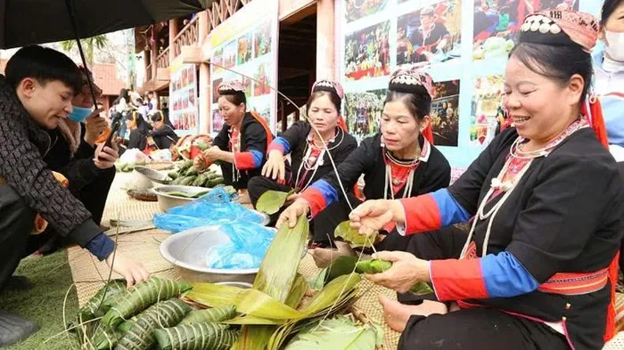 Thi gói bánh chưng gù tại Lễ khai hội làng Bằng Cả năm 2025.