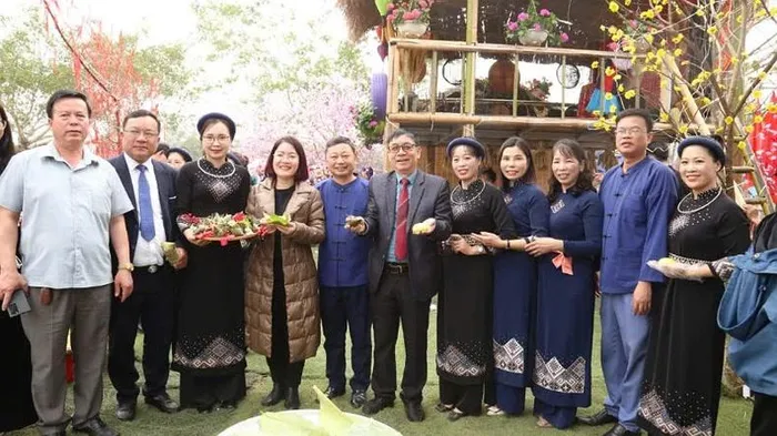 Các đại biểu và du khách tham quan các gian hàng truyền thống của người Dao Thanh Y, xã Bằng Cả.