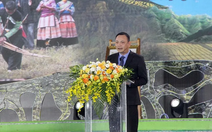 Ông Hoàng Việt Hóa, Chủ tịch UBND huyện Văn Yên, tỉnh Yên Bái phát biểu cam kết tại buổi lễ.