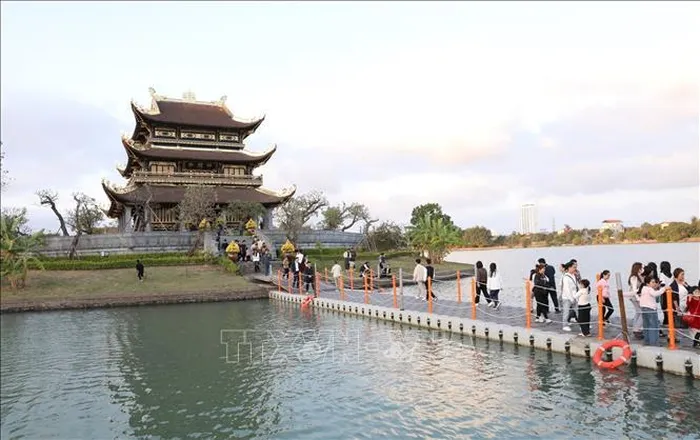 Chùa Vàng - thành phố Hoa Lư, một điểm thăm quan mới tại tỉnh Ninh Bình cũng thu hút rất đông du khách. 