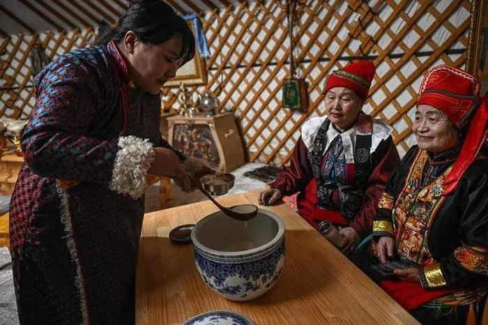 Những người phụ nữ phục vụ sữa ngựa lên men truyền thống.