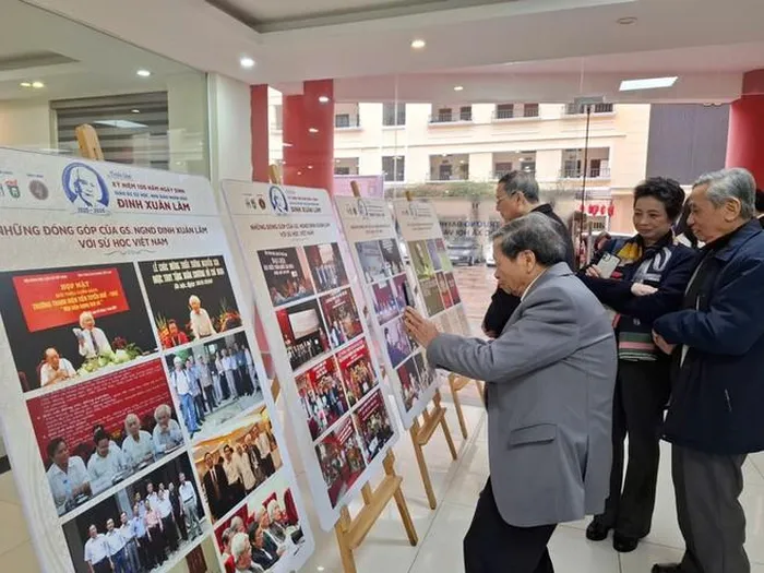 Triển lãm ảnh về GS Đinh Xuân Lâm được khai mạc tại trường Đại học Khoa học Xã hội và Nhân văn.
