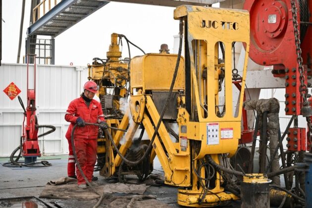 Sau những nỗ lực li&ecirc;n tục, giếng đ&atilde; xuy&ecirc;n qua 12 tầng địa chất, cuối c&ugrave;ng đạt đến c&aacute;c lớp đ&aacute; c&oacute; ni&ecirc;n đại hơn 500 triệu năm