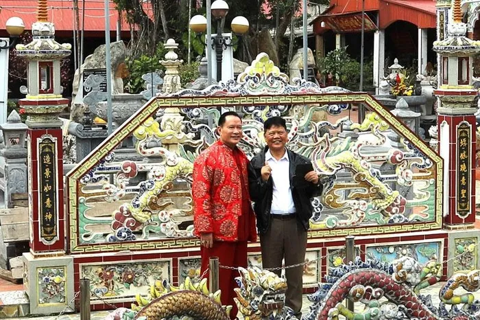 Nhà văn Dương Hướng và thủ nhang Hoàng Lê Thêm thăm đền Buộm.