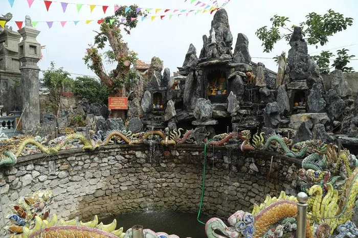 Giếng Ngọc, thần tích giếng nước ăn nuôi quân của nữ tướng Vũ Thị Thục tại đền Buộm.