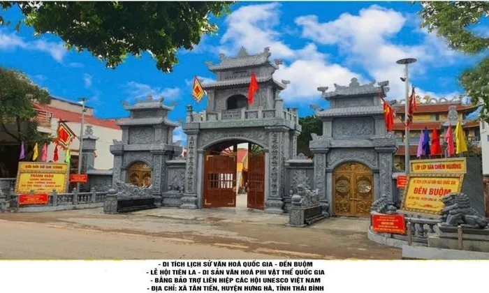 Cổng Tam quan kiến trúc bằng đá nguyên khối, xây dựng hoàn thành năm 2023.