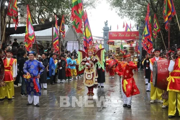 Lễ hội Thổ H&agrave; l&agrave; dịp để người d&acirc;n tỏ l&ograve;ng biết ơn đối với vị sư tổ nghề Đ&agrave;o Tr&iacute; Tiến người đ&atilde; c&oacute; c&ocirc;ng truyền nghề gốm cho nh&acirc;n d&acirc;n trong l&agrave;ng v&agrave;o thế kỷ thứ XII. Ảnh: Đức Hạnh/BNEWS/TTXVN