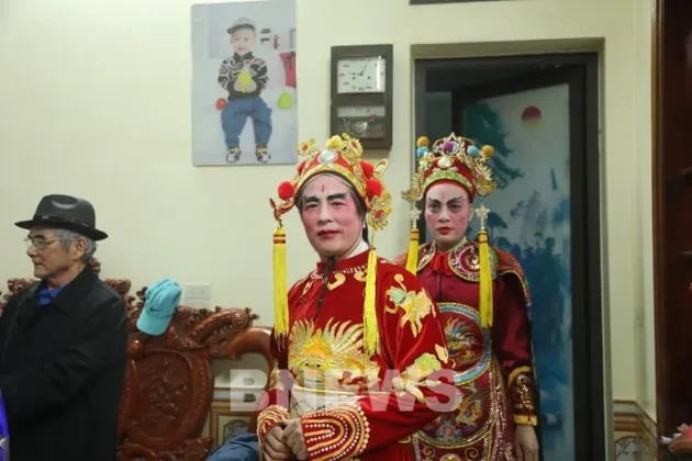 Trang phục của những người trong đo&agrave;n rước mang đậm phong c&aacute;ch tuồng cổ. Ảnh: Đức Hạnh/BNEWS/TTXVN