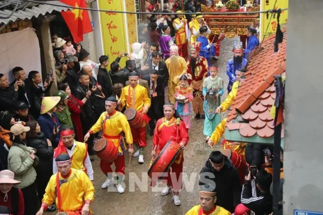 Lễ hội l&agrave;ng Thổ H&agrave; bao gồm 2 phần, phần lễ v&agrave; phần hội. Phần lễ được tổ chức rất trọng thể, b&agrave;i bản. Trong đ&oacute;, lễ rước l&agrave; điểm nổi bật trong hội l&agrave;ng. Ảnh: Đức Hạnh/BNEWS/TTXVN