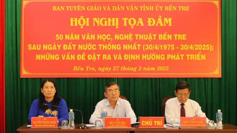 Đại biểu chủ trì tại Hội nghị tọa đàm "50 năm văn học, nghệ thuật Bến Tre".