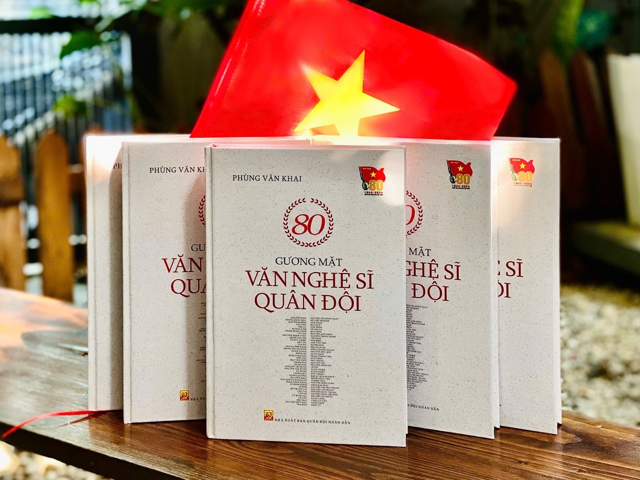 Bìa sách “80 gương mặt văn nghệ sĩ Quân đội”.