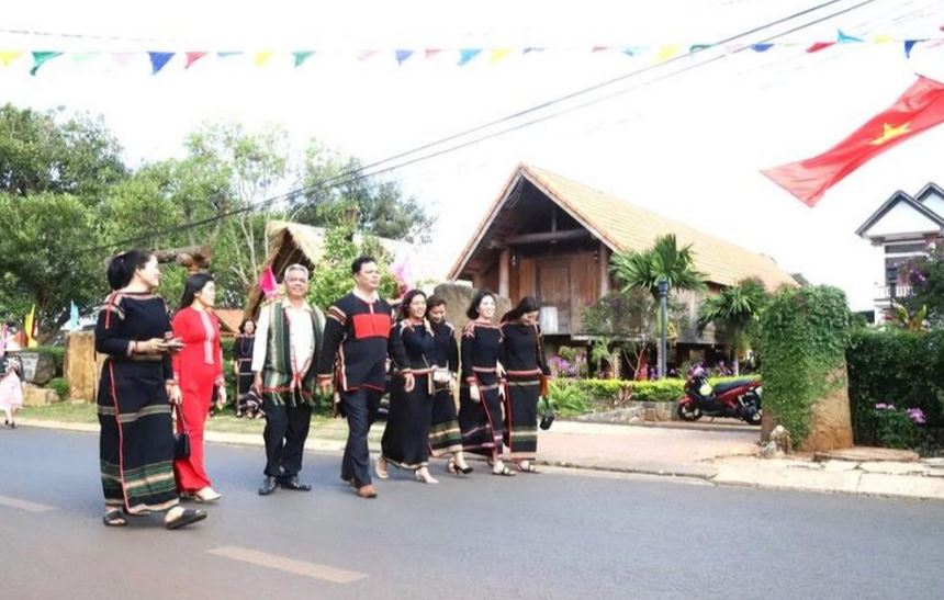 Đồng bào các dân tộc thành phố Buôn Ma Thuột hân hoan phấn khởi trước sự đổi mới mạnh mẽ của quê hương sau 50 năm giải phóng.