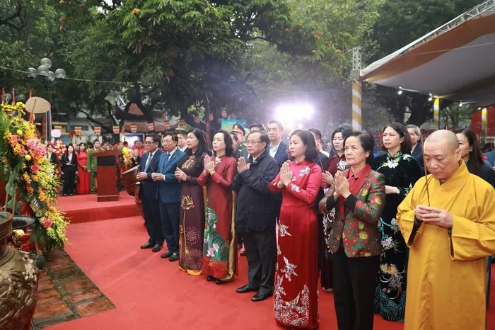 Các đồng chí lãnh đạo, nguyên lãnh đạo thành phố Hà Nội và quận Hai Bà Trưng dâng hương tại Di tích quốc gia đặc biệt Đền - Chùa - Đình Hai Bà Trưng (quận Hai Bà Trưng) năm 2024.