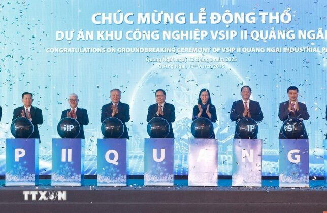 Chủ tịch Quốc hội Trần Thanh Mẫn v&agrave; đại biểu thực hiện nghi thức động thổ Dự &aacute;n khu c&ocirc;ng nghiệp VSIP II Quảng Ng&atilde;i.