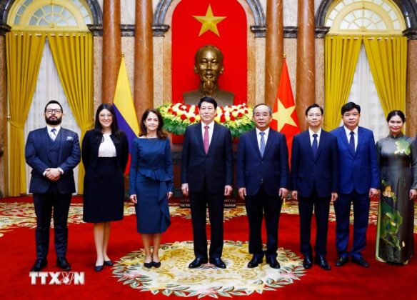 Chủ tịch nước Lương Cường với Đại sứ Cộng h&ograve;a Colombia Camila Mar&iacute;a Polo Fl&oacute;rez v&agrave; c&aacute;c đại biểu tại Lễ tr&igrave;nh Quốc thư.