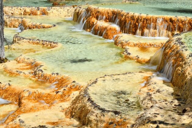 H&agrave;ng ng&agrave;n năm tiến h&oacute;a địa chất, cấu tr&uacute;c terrane, tầng đ&aacute; ax&iacute;t cacbon, nước kho&aacute;ng v&agrave; điều kiện kh&iacute; hậu đ&atilde; tạo ra phong cảnh tuyệt đẹp ở nơi đ&acirc;y.