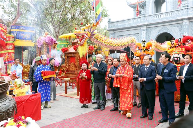 Các đại biểu và người dân dâng hương.