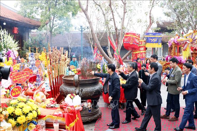 Các đại biểu và người dân dâng hương. 