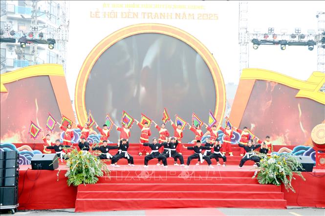Trình diễn võ thuật tại lễ khai hội.