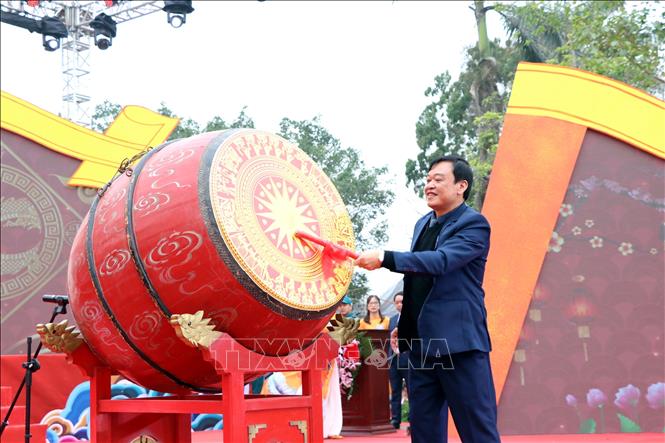 Bí thư Huyện ủy Ninh Giang Phạm Văn Khảnh đánh trống khai hội.