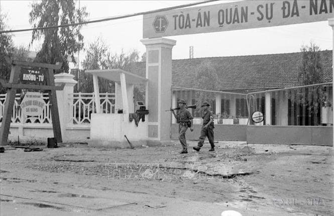 Chỉ trong một thời gian ngắn, ta đã tiêu diệt được nhiều sư đoàn chủ lực của địch, giành thắng lợi toàn chiến dịch. Trong ảnh: Quân Giải phóng làm chủ các cơ quan ngụy quyền trong thành phố Đà Nẵng. 