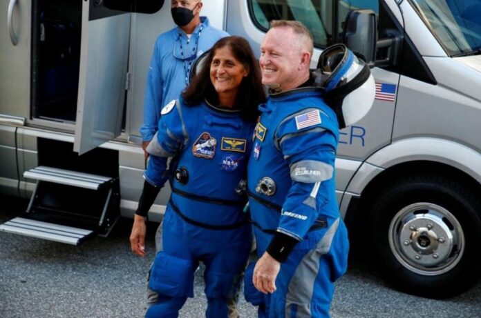 Hai phi hành gia của NASA trở về sau 9 tháng mắc kẹt Hai phi hành gia của NASA trở về sau 9 tháng mắc kẹt