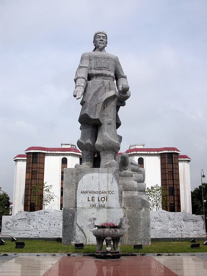 Tượng đài vua Lê Lợi tại Thanh Hóa. 