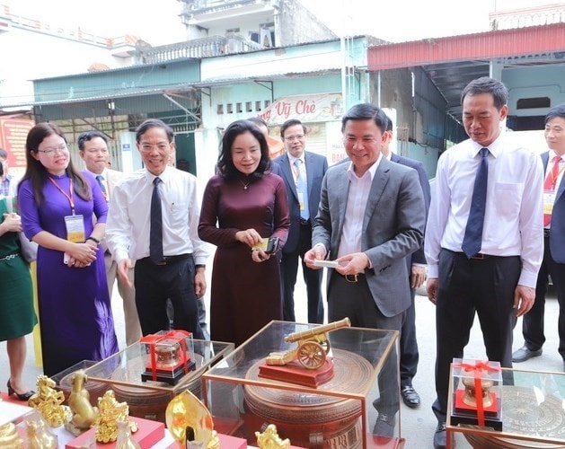 Thứ trưởng Bộ VHTTDL Trịnh Thị Thuỷ và lãnh đạo tỉnh Thanh Hoá, tham quan triển lãm giới thiệu hình ảnh, tư liệu lịch sử, ấn phẩm, sách, báo và các sản phẩm đúc đồng truyền thống của làng Trà Đông, xã Thiệu Trung, huyện Thiệu Hóa - quê hương của Nhà sử học Lê Văn Hưu nhân kỷ niệm 700 năm ngày mất của Nhà sử học Lê Văn Hưu (1322-2022) do UBND tỉnh Thanh Hoá tổ chức vào ngày 21.4.2022
