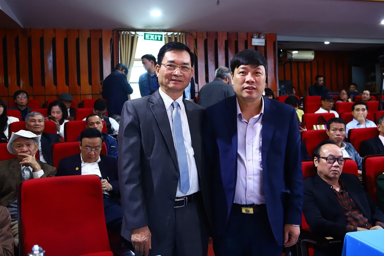 Nhà văn Phùng Văn Khai (bìa phải)