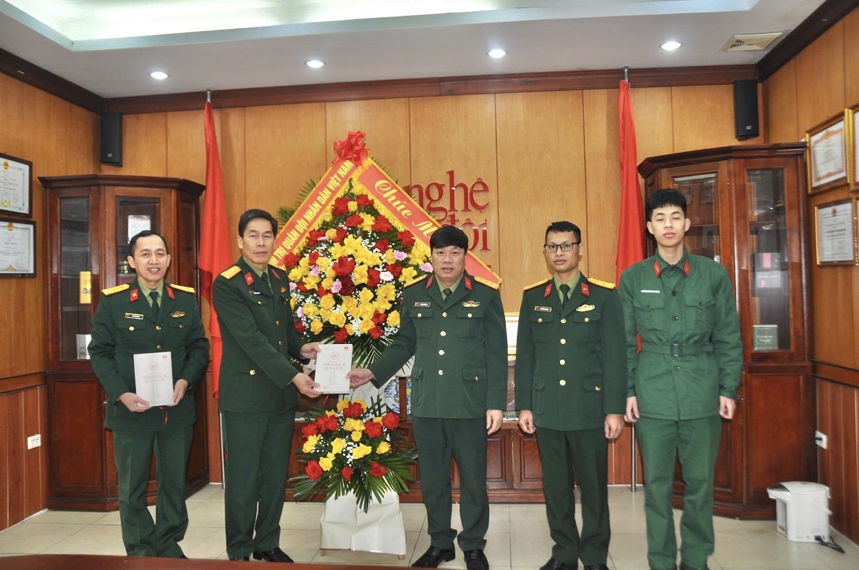 Nv Phùng Văn Khai trao tặng sách
