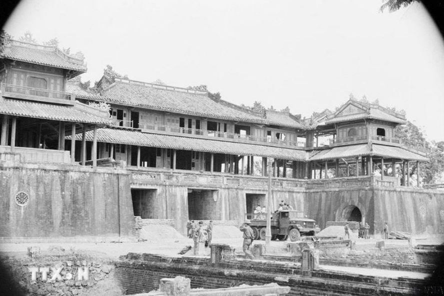 Quân Giải phóng tiến vào cửa Ngọ Môn, phía trước thành nội Huế.