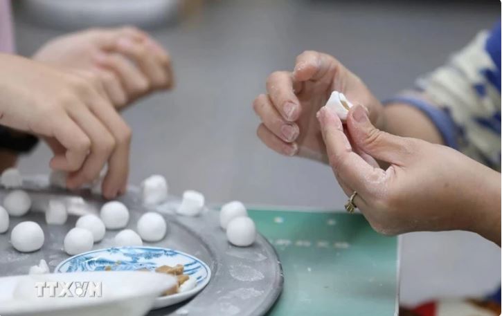 Nặn bánh trôi, bánh chay ngày Tết Hàn thực.