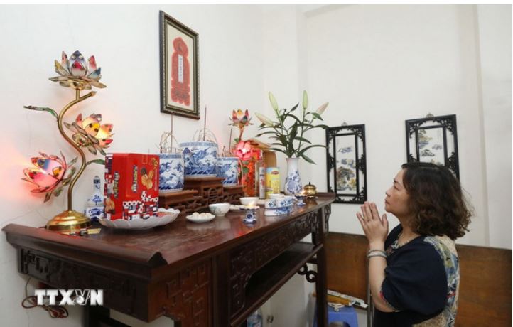 Dâng cúng bánh trôi, bánh chay lên tổ tiên trong ngày Tết Hàn thực.