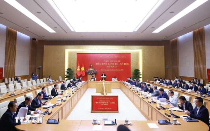 Thủ tướng Phạm Minh Ch&iacute;nh chủ tr&igrave; Phi&ecirc;n họp lần thứ tư của Tiểu Ban Kinh tế-x&atilde; hội.