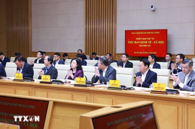 C&aacute;c th&agrave;nh vi&ecirc;n Tiểu Ban Kinh tế-x&atilde; hội tham dự Phi&ecirc;n họp lần thứ tư.