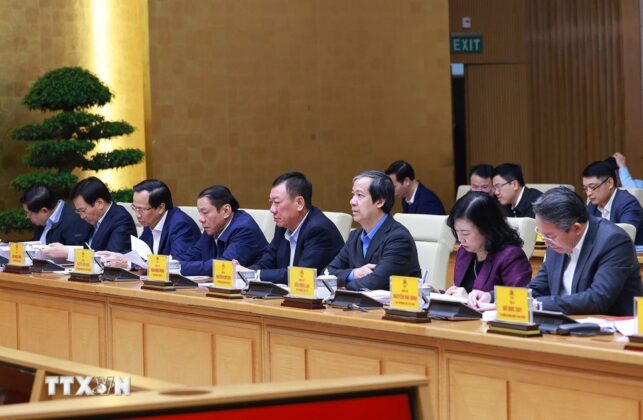 C&aacute;c th&agrave;nh vi&ecirc;n Tiểu Ban Kinh tế-x&atilde; hội tham dự Phi&ecirc;n họp lần thứ tư.