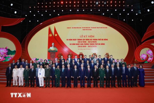 Tổng B&iacute; thư T&ocirc; L&acirc;m, c&aacute;c đồng ch&iacute; l&atilde;nh đạo, nguy&ecirc;n l&atilde;nh đạo Đảng, Nh&agrave; nước v&agrave; c&aacute;c đại biểu tại Lễ kỷ niệm.