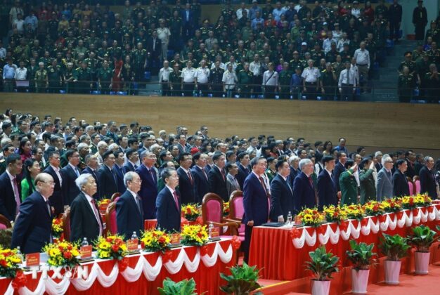 Tổng B&iacute; thư T&ocirc; L&acirc;m, c&aacute;c đồng ch&iacute; l&atilde;nh đạo, nguy&ecirc;n l&atilde;nh đạo Đảng, Nh&agrave; nước v&agrave; c&aacute;c đại biểu thực hiện nghi thức ch&agrave;o cờ.