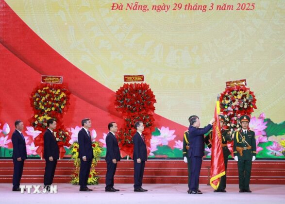 Tổng B&iacute; thư T&ocirc; L&acirc;m gắn Hu&acirc;n chương Lao động hạng Nhất l&ecirc;n Cờ truyền thống của Th&agrave;nh phố Đ&agrave; Nẵng.
