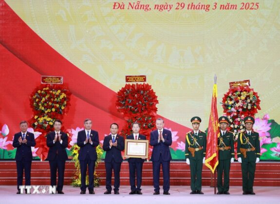 Tổng B&iacute; thư T&ocirc; L&acirc;m trao Hu&acirc;n chương Lao động hạng Nhất cho Đảng bộ, ch&iacute;nh quyền v&agrave; nh&acirc;n d&acirc;n Th&agrave;nh phố Đ&agrave; Nẵng.