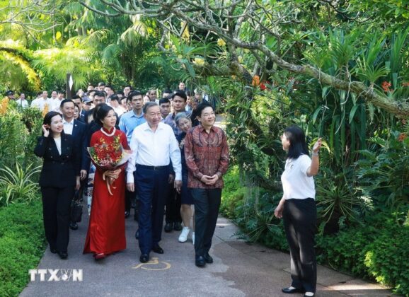 Tổng B&iacute; thư T&ocirc; L&acirc;m v&agrave; Phu nh&acirc;n c&ugrave;ng Thủ tướng Singapore Lawrence Wong dự Lễ đặt t&ecirc;n hoa lan tại Vườn thực vật Quốc gia Singapore.