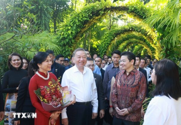 Tổng B&iacute; thư T&ocirc; L&acirc;m v&agrave; Phu nh&acirc;n c&ugrave;ng Thủ tướng Singapore Lawrence Wong dự Lễ đặt t&ecirc;n hoa lan tại Vườn thực vật Quốc gia Singapore.