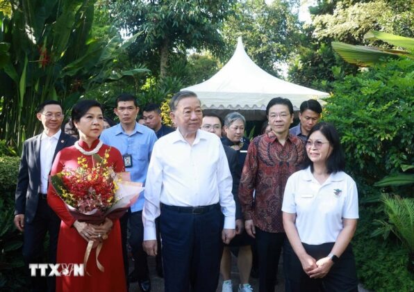 Tổng B&iacute; thư T&ocirc; L&acirc;m v&agrave; Phu nh&acirc;n c&ugrave;ng Thủ tướng Singapore Lawrence Wong tham quan Vườn Thực vật quốc gia Singapore.